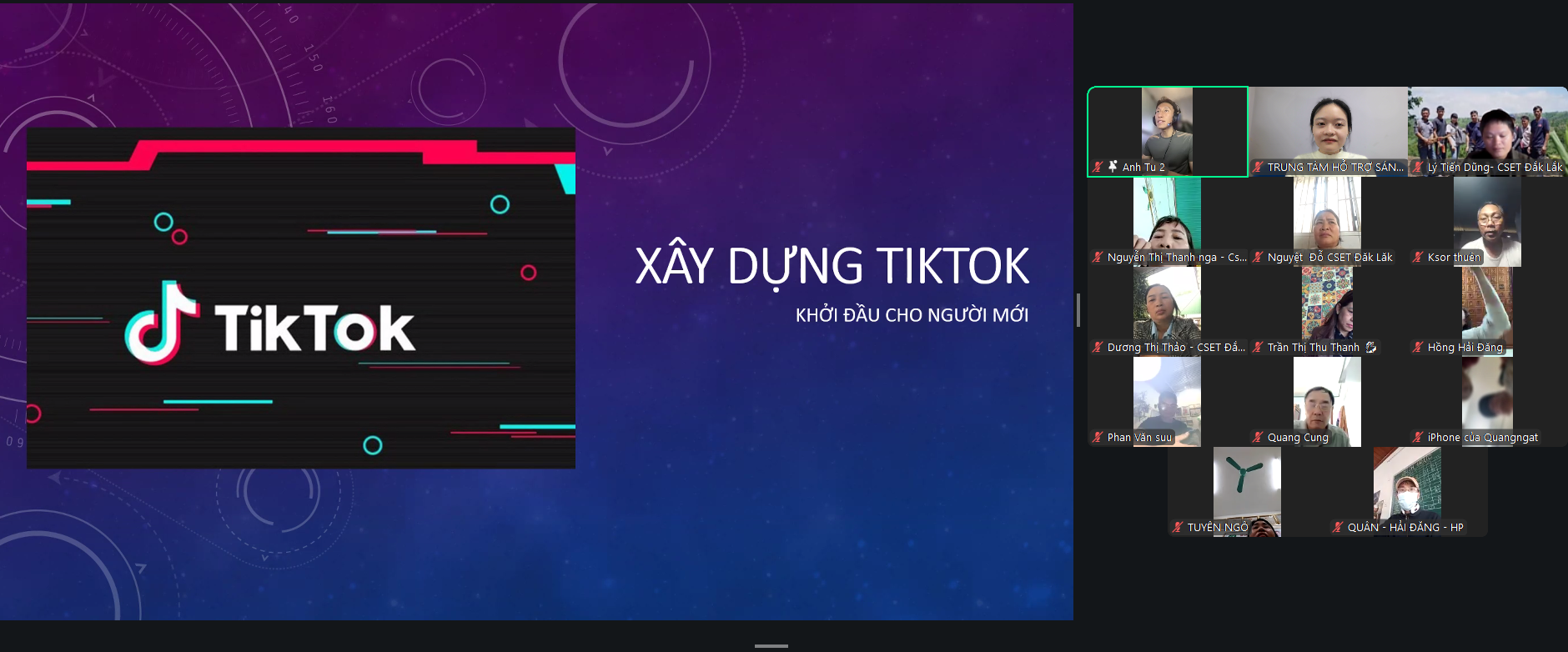 Ảnh: Các thành viên CSET tìm hiểu cách sáng tạo nội dung để đăng tải trên nền tảng TikTok